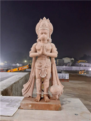 प्रवेशद्वारावर 'हनुमान अन् गरुड' - Marathi News | प्रवेशद्वारावर 'हनुमान अन् गरुड' | Latest Photos at Lokmat.com