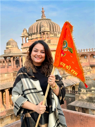 माहितीये कोण आहे 'राम आएंगे'नं मंत्रमुग्ध करणारी गायिका? - Marathi News | माहितीये कोण आहे 'राम आएंगे'नं मंत्रमुग्ध करणारी गायिका? | Latest Photos at Lokmat.com