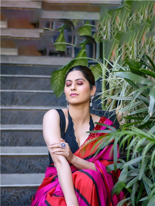 'सादगी तो हमारी ज़रा देखिए...' अभिज्ञाचा साडीतील कलरफूल लूक - Marathi News | 'सादगी तो हमारी ज़रा देखिए...' अभिज्ञाचा साडीतील कलरफूल लूक | Latest Photos at Lokmat.com