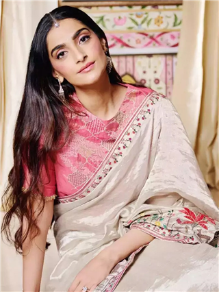 स्टायलिश पद्धतीने साडी कशी नेसायची? सोनम कपूरच्या खास टिप्स - Marathi News | स्टायलिश पद्धतीने साडी कशी नेसायची? सोनम कपूरच्या खास टिप्स | Latest Photos at Lokmat.com स्टायलिश पद्धतीने साडी कशी नेसायची? सोनम कपूरच्या खास टिप्स - Marathi News | स्टायलिश पद्धतीने साडी कशी नेसायची? सोनम कपूरच्या खास टिप्स | Latest Photos at Lokmat.com