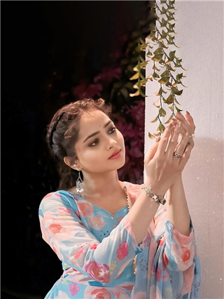 'असं रूपडं देखणं त्याला सुर्याचं रे दान'... - Marathi News | 'असं रूपडं देखणं त्याला सुर्याचं रे दान'... | Latest Photos at Lokmat.com