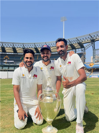PICS: ट्रॉफी नंबर ४२! मुंबईच्या पोरांनी मैदान मारलं - Marathi News | PICS: ट्रॉफी नंबर ४२! मुंबईच्या पोरांनी मैदान मारलं | Latest Photos at Lokmat.com