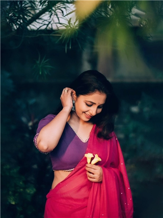 गुलाबी साडी आणि लाली लाल लाल... - Marathi News | गुलाबी साडी आणि लाली लाल लाल... | Latest Photos at Lokmat.com
