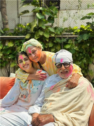 बच्चन कुटुंबाची होळी! - Marathi News | बच्चन कुटुंबाची होळी! | Latest Photos at Lokmat.com