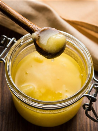 तुपामधली भेसळ ओळखण्यासाठी ४ टिप्स - Marathi News | तुपामधली भेसळ ओळखण्यासाठी ४ टिप्स | Latest Photos at Lokmat.com