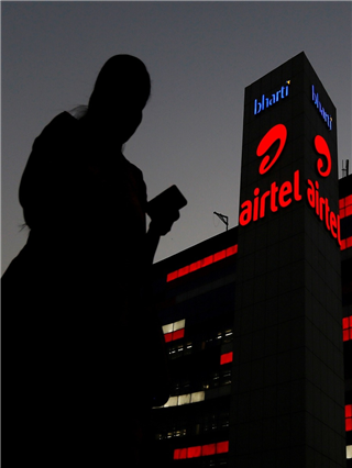 एका रिचार्जमध्ये चालणार ४ जणांचा फोन, पाहा Airtel चा जबरदस्त प्लॅन - Marathi News | एका रिचार्जमध्ये चालणार ४ जणांचा फोन, पाहा Airtel चा जबरदस्त प्लॅन | Latest Photos at Lokmat.com एका रिचार्जमध्ये चालणार ४ जणांचा फोन, पाहा Airtel चा जबरदस्त प्लॅन - Marathi News | एका रिचार्जमध्ये चालणार ४ जणांचा फोन, पाहा Airtel चा जबरदस्त प्लॅन | Latest Photos at Lokmat.com