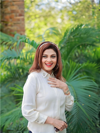 वयाची ५०शी उलटली असतानाही आजही तितक्याच सुंदर दिसतात वर्षा उसगांवकर - Marathi News | वयाची ५०शी उलटली असतानाही आजही तितक्याच सुंदर दिसतात वर्षा उसगांवकर | Latest Photos at Lokmat.com