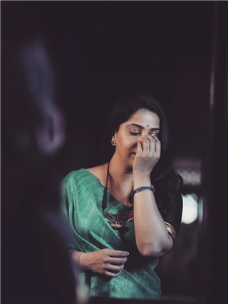 लाजून हासणे अन्‌ हासून हे पहाणे - Marathi News | लाजून हासणे अन्‌ हासून हे पहाणे | Latest Photos at Lokmat.com
