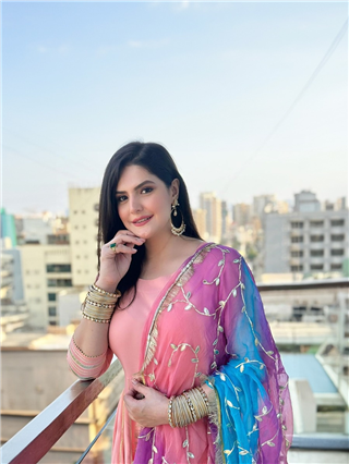 'हॅंसता हुआ नूरानी चेहरा, काली जुल्फे रंग सुनहरा...' - Marathi News | 'हॅंसता हुआ नूरानी चेहरा, काली जुल्फे रंग सुनहरा...' | Latest Photos at Lokmat.com
