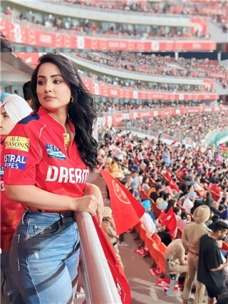 IPL मध्ये पंजाब संघाला सपोर्ट करताना दिसली हिना खान - Marathi News | IPL मध्ये पंजाब संघाला सपोर्ट करताना दिसली हिना खान | Latest Photos at Lokmat.com